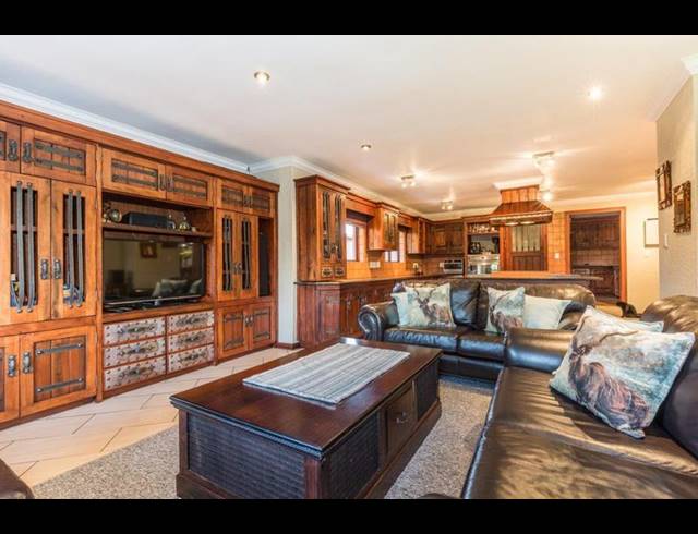 6 BEDROOM HOUSE FOR SALE IN MIDSTREAM ESTATE